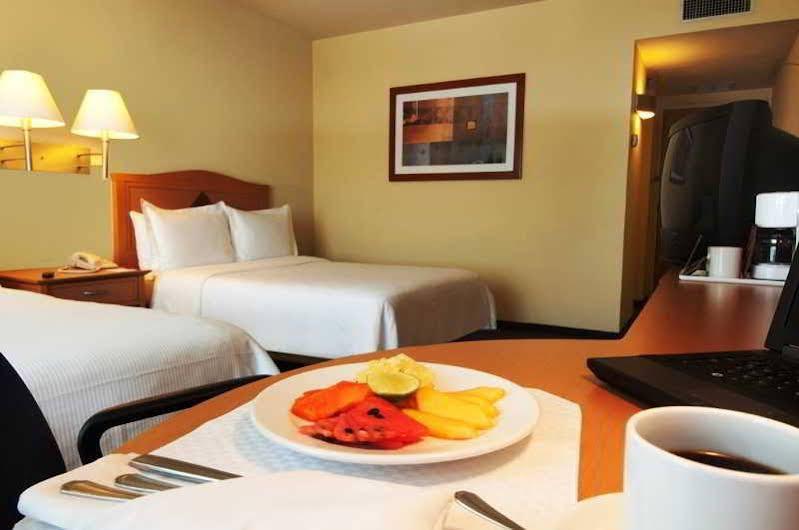 Fiesta Inn Cuautitlan Куаутитлан-Искальи Экстерьер фото